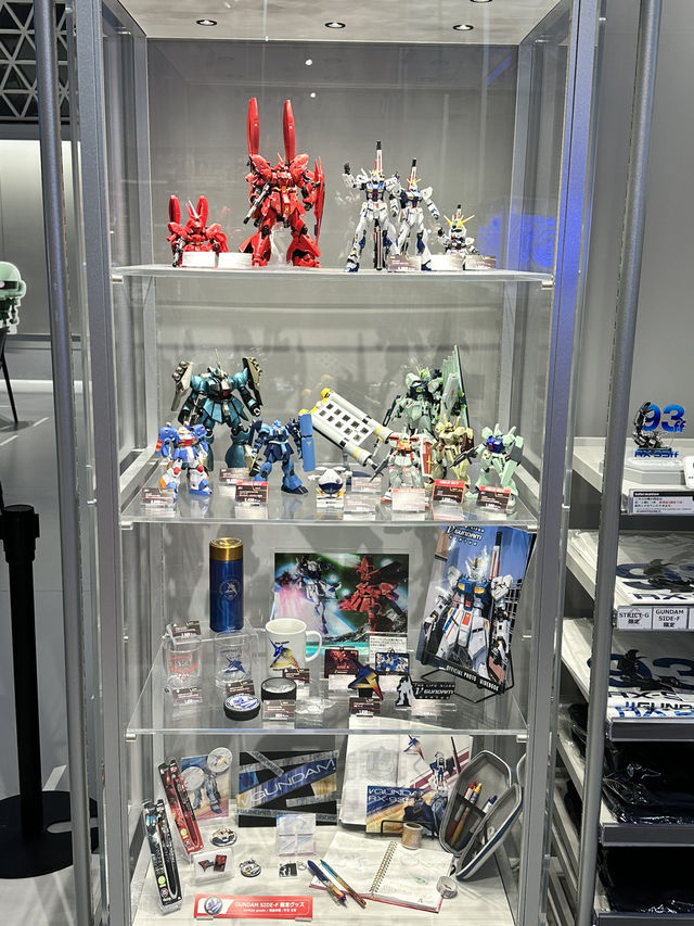 実物大のガンダム！毎時間動く演出！	ショップではここだけ限定商品も・・