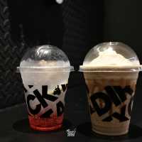 คาเฟ่สุดเท่ที่คุมโทนด้วยสีดำทั้งร้านย่านลาดกระบัง