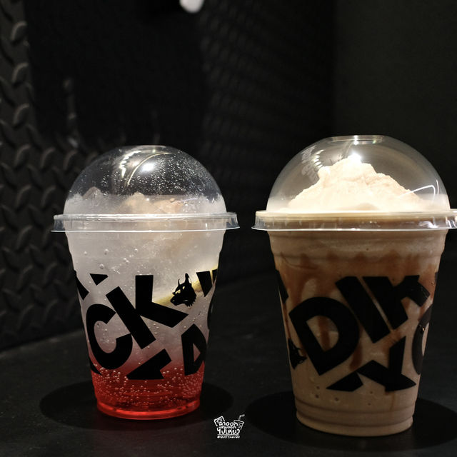 คาเฟ่สุดเท่ที่คุมโทนด้วยสีดำทั้งร้านย่านลาดกระบัง