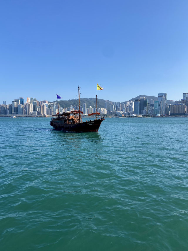 🌊 🇭🇰瞬間讓人充滿活力的湛藍「維多利亞港」😍🌅💕