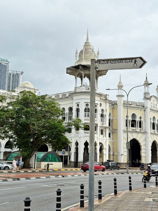 Can you imagine this is a railway station ? 😎