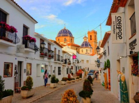 เมื่อเราเข้าใกล้เมือง เขตประวัติศาสตร์ของอัลเทียปรากฏขึ้นท่ามกลางฉากหลังอันยิ่งใหญ่ของเทือกเขาเบอร์เนีย ซึ่งมอบทิวทัศน์ที่งดงาม