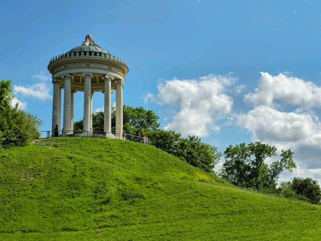 Monopteros（蒙多普特斯）－探索慕尼黑的古典魅力與壯麗景觀🏛️🌳，這是一個不容錯過的寶藏📸✨
