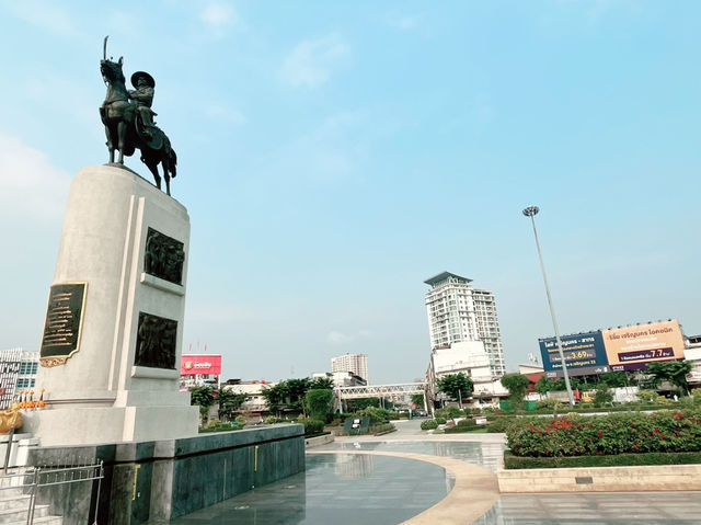 泰國曼谷歷史紀念碑公園推薦：Wongwian Yai วงเวียนใหญ่塔克辛紀念碑公園。適合拍照打卡遊玩、了解歷史