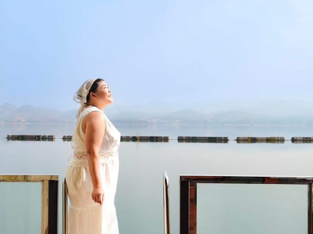 นอนแพริมน้ำแบบ luxury ในเขื่อนศรีนครินทร์