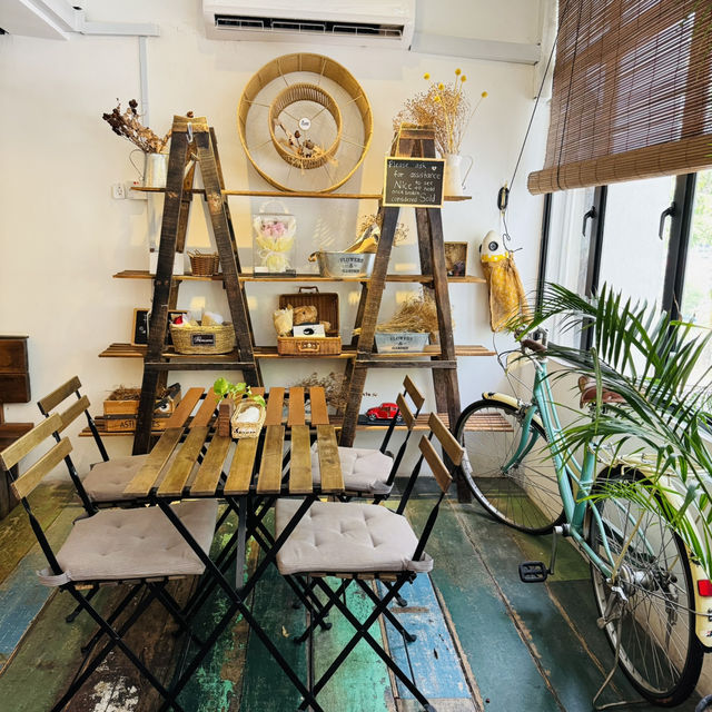 Indulging in Sweet Treats & Live Tunes at Fishee Coffee