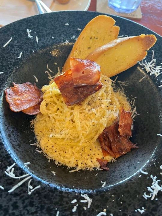 ร้านฮาลาลลับ ลพบุรี ดีนะที่ขับรถไม่ไว แอบอยู่หลังรั้วต้นไม้