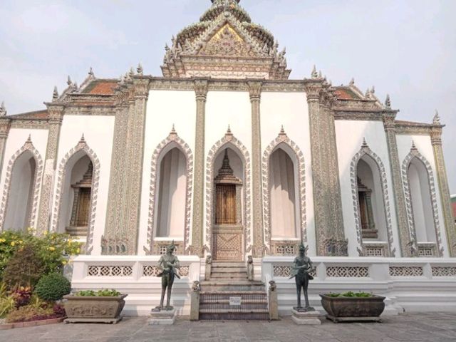 ชมพุทธศิลป์ในวัดพระศรีรัตนศาสดาราม✨️