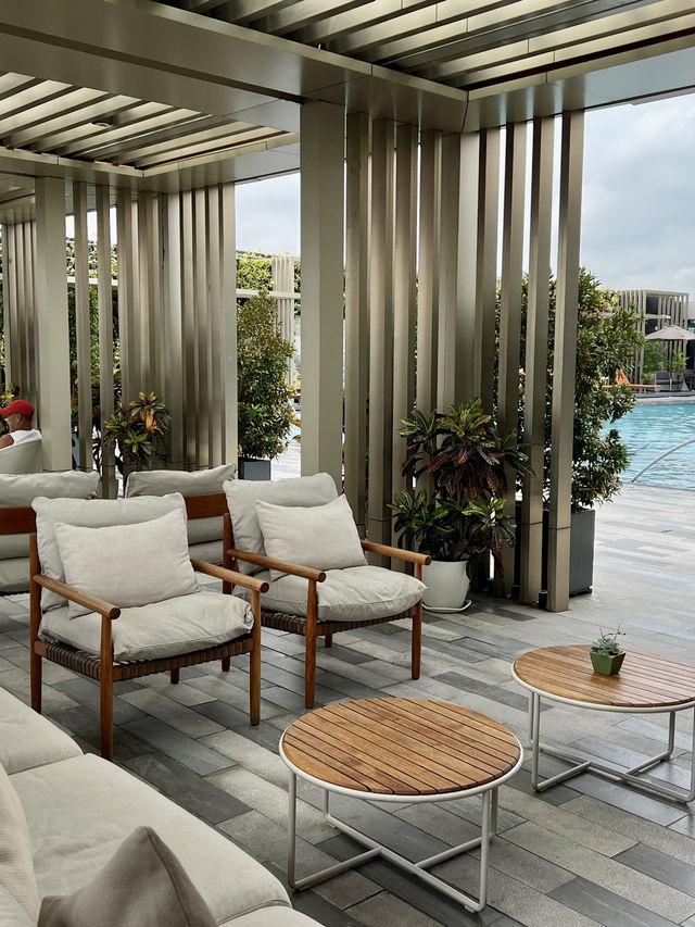 Relaxing at Okura Manila’s Pool Bar🍹