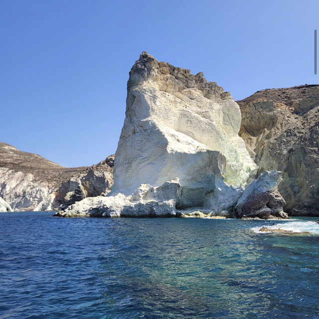 サントリーニ島（ギリシャ） – 青と白のコントラストが美しいエーゲ海の楽園