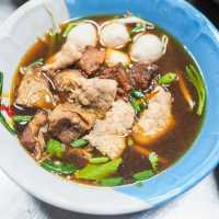 มาราชบุรี ต้องลองก๋วยเตี๋ยวน้ำแดง