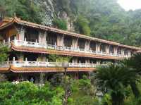  Sam Poh Tong Temple: Ipoh’s Serene Cave Sanctuary 🏞️
