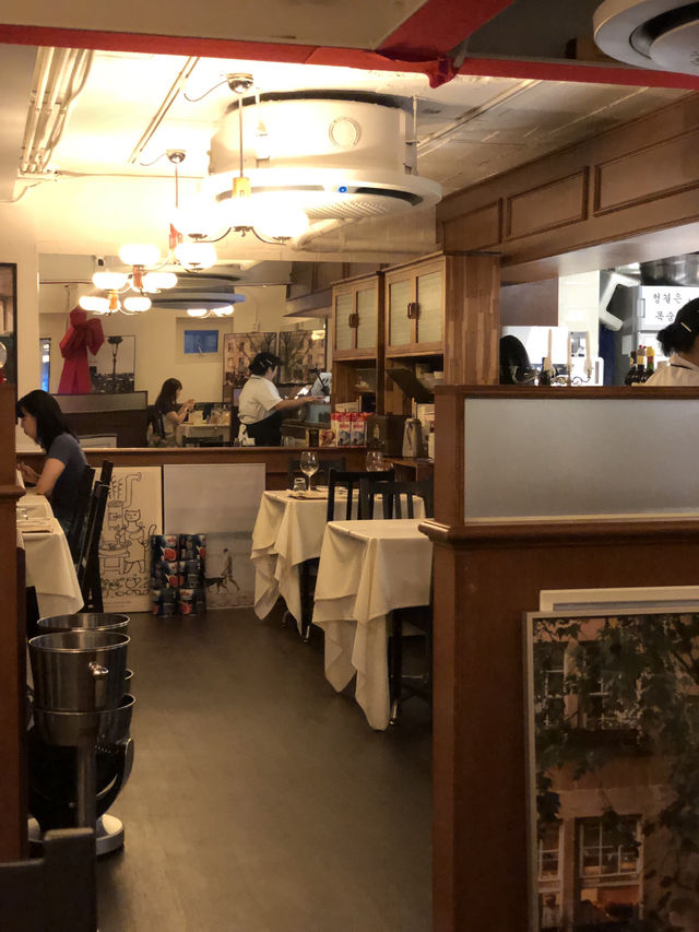 🌟 초여름밤의 연남동, 걷기 좋은 거리와 뇨끼테리아 피우에서의 저녁