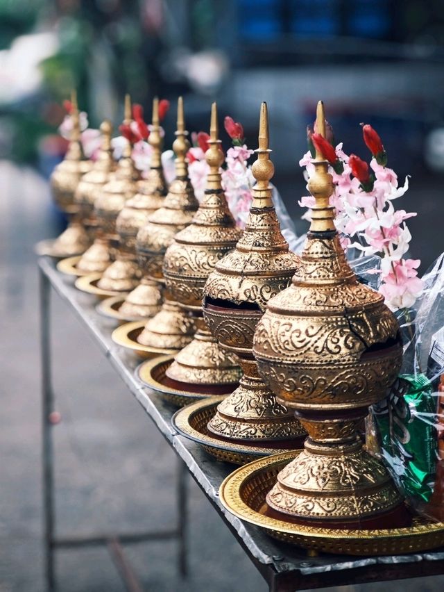 ไปใส่ชุดมอญตักบาตรยามเช้ากันค่ะ