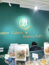A cozy cafe serving local & Western Food : 21 Fusion