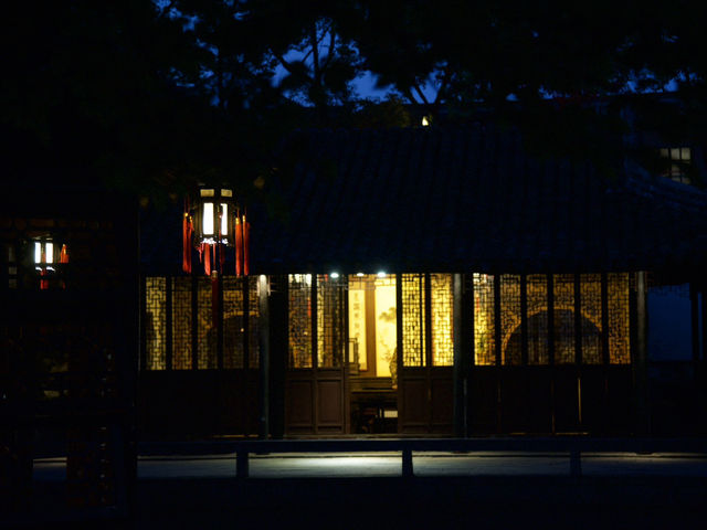 《同理古鎮》夜の闇に浮かび上がる世界遺産の庭園