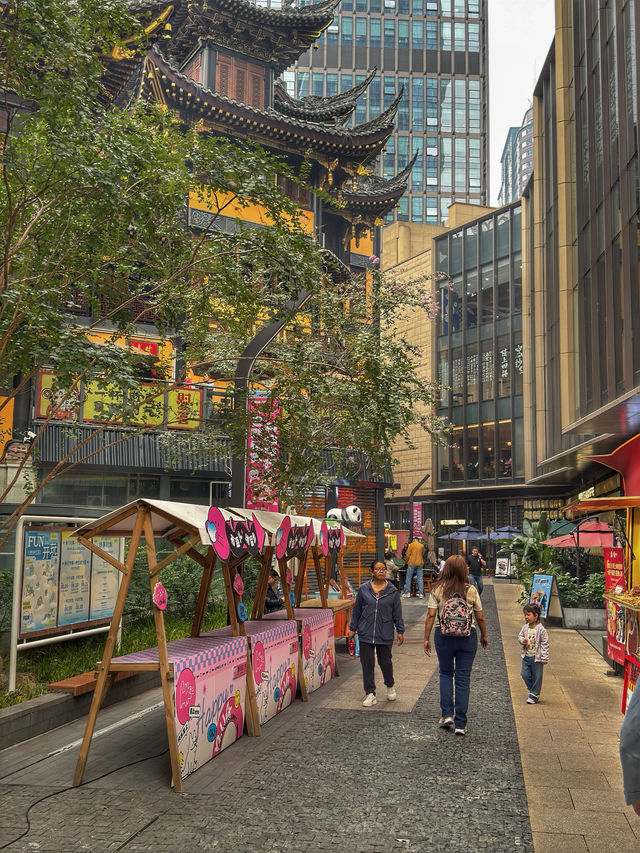 A Peaceful Escape in the Heart of Chongqing: 罗汉禅寺 Meets 妙街 Magic