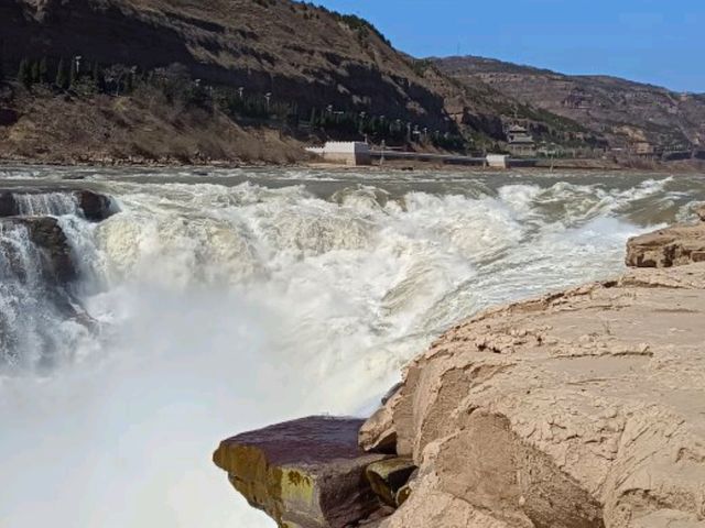 น้ำตกหูโข่วในแม่น้ำเหลือง (Hukou Waterfall) 