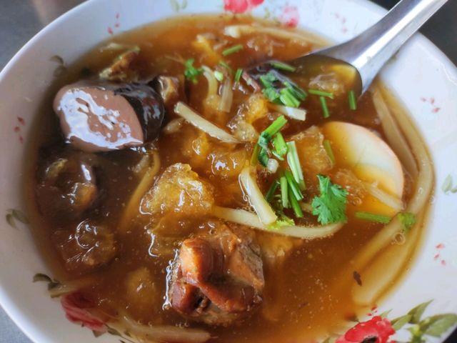 ร้านก๋วยจั๊บเก่าแก่ในตำนานเมืองแปดริ้ว