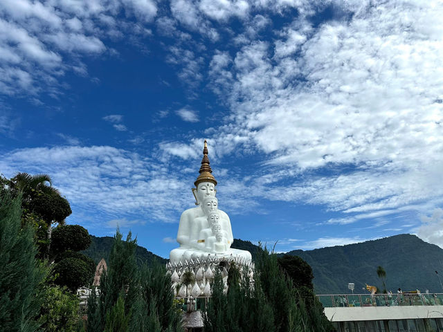 静けさと美しさが調和する、心癒されるタイの天空寺院✨