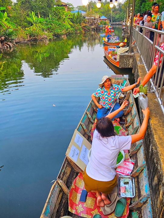 週末はローカル気分で♪ バンナムプン水上マーケットでタイの素顔を発見！🛶🌿🍢 #タイ旅行 #バンコク近郊 #ローカ