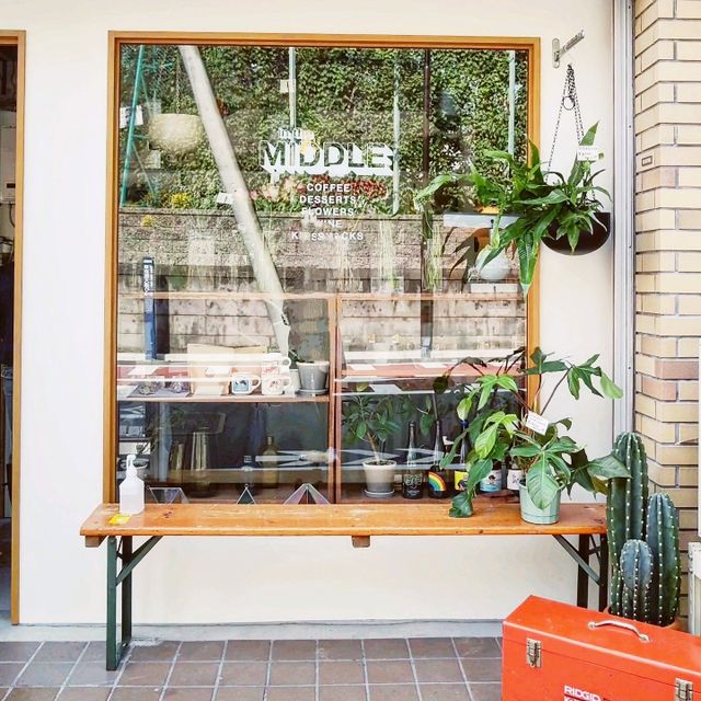 In the MIDDLE cafe