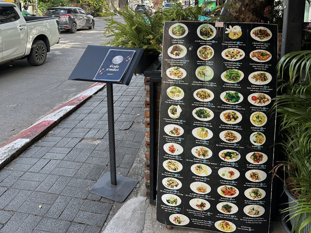 【Khao Tom Baht Diao｜ニマンヘミンでコスパ最高！ローカル感あふれるタイ料理食堂】