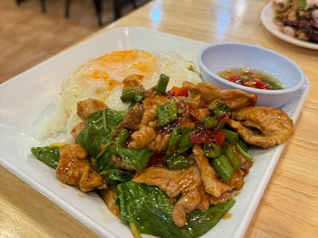 Local Flavours, No Frills: Porpran Larb Phed Roi Et at Huai Khwang