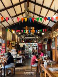 ร้านวินเทจแบบไม้ ๆ อาหารหลากหลาย 