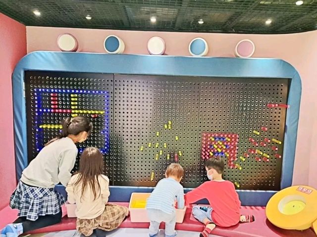 結合浩瀚宇宙、科幻未來、時尚設計、光影互動，吸引很多大人與小朋友來這裡玩樂。