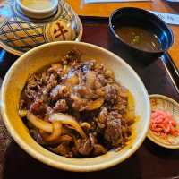 伊勢必吃老鋪！豚捨牛肉可樂餅與牛丼 🍛🥢