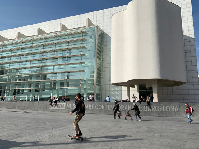 🎨🛹 Barcelona's Modern Art Scene: A Fresh Perspective!