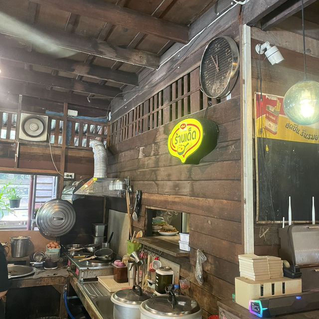 ร้านสี่แยกหัวตะเข้คาเฟ่แอนด์เกสต์เฮ้าส์ 
