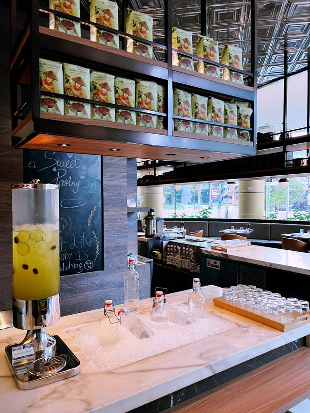 “Delicious Variety at Evolution Cafe’s Buffet”