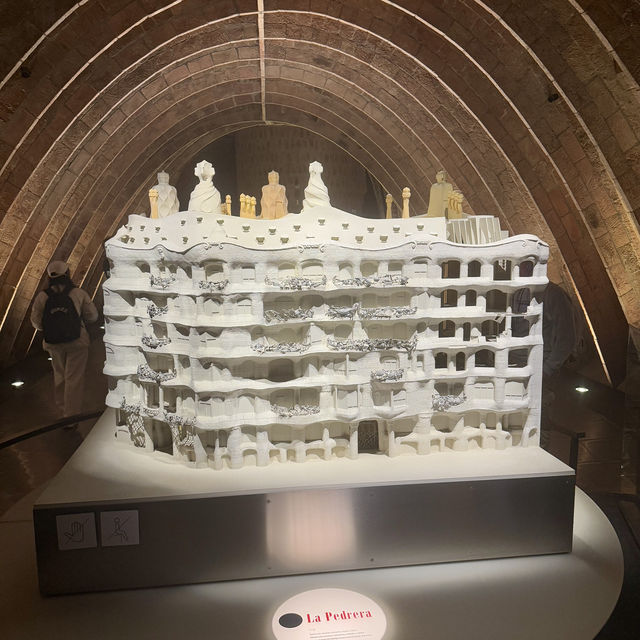 【スペイン/バルセロナ】波打つ壁が描き出す   ガウディ建築の極み「カサ・ミラ」