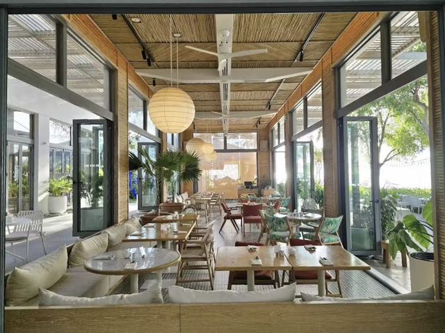 The Standard Huahin โรงแรมริมทะเลสุดชิคหัวหิน
