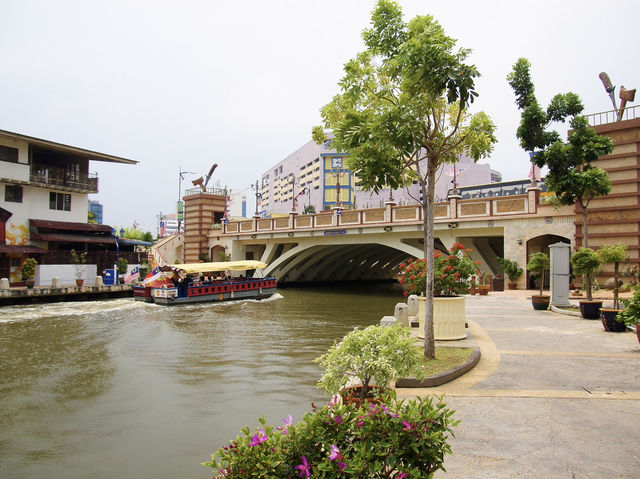🌊 Malacca River Walk – Two Worlds in One Stroll 