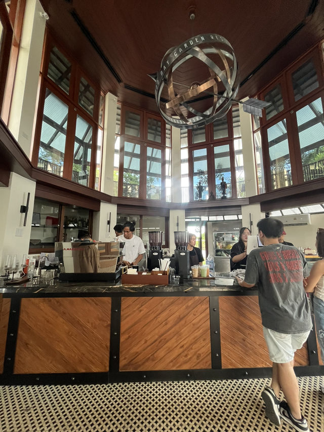 “คาเฟ่ริมน้ำ…ชิลจนลืมเวลา ☕🌿”