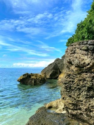 ชายฝั่งอันเรียบง่ายของเกาะดาวาฮอน