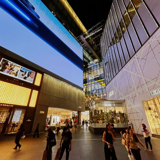 Solo Glam at Pavilion KL: Luxury, Street Food & Secret Spots!** 🛍️🍜 