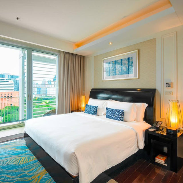 นอนโรงแรมหรูมีน้ำตกในสระว่ายน้ำร่มรื่น