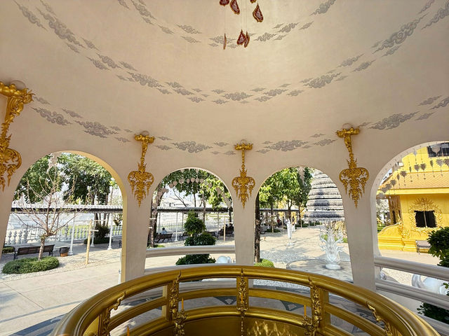 【タイ・チェンライ ワット・ロンクン】芸術と信仰が融合した白銀の世界