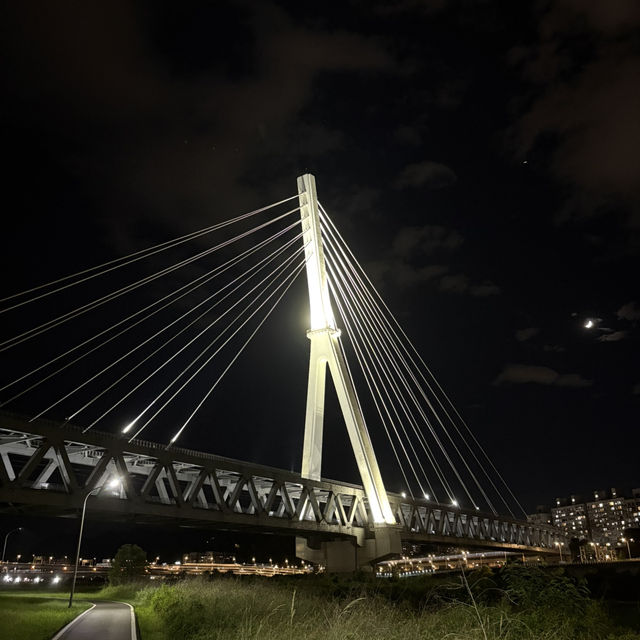 🌙 夜晚騎車散步　碧潭陽光橋輕旅行