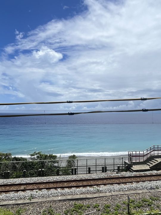 Pacific Blue Meets Iron Rails — Sunset Magic at Duoliang Station! 🌊🚂