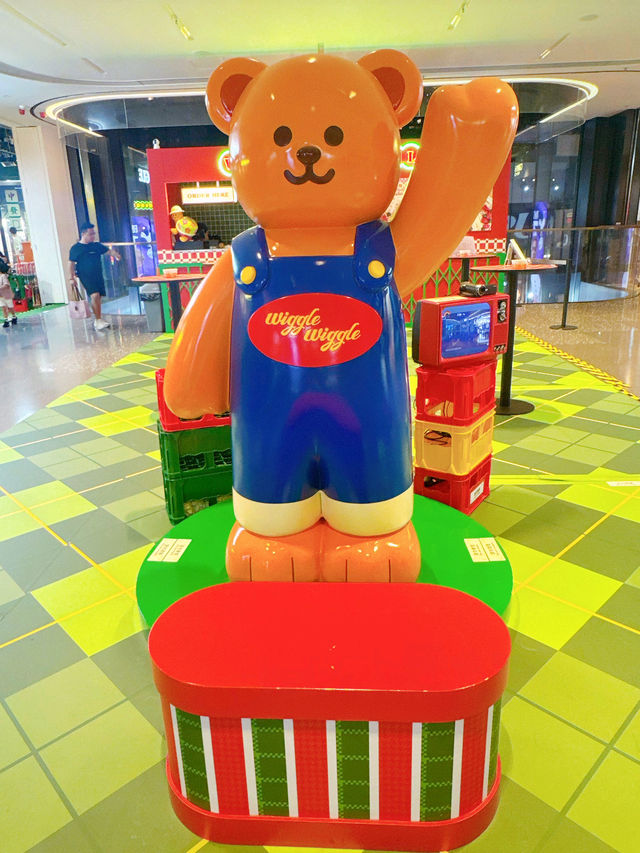 🐻啟德AIRSIDE超萌登場！Wiggle Wiggle港式茶餐廳＋2米高公仔＋300款潮物＋角色甜品！