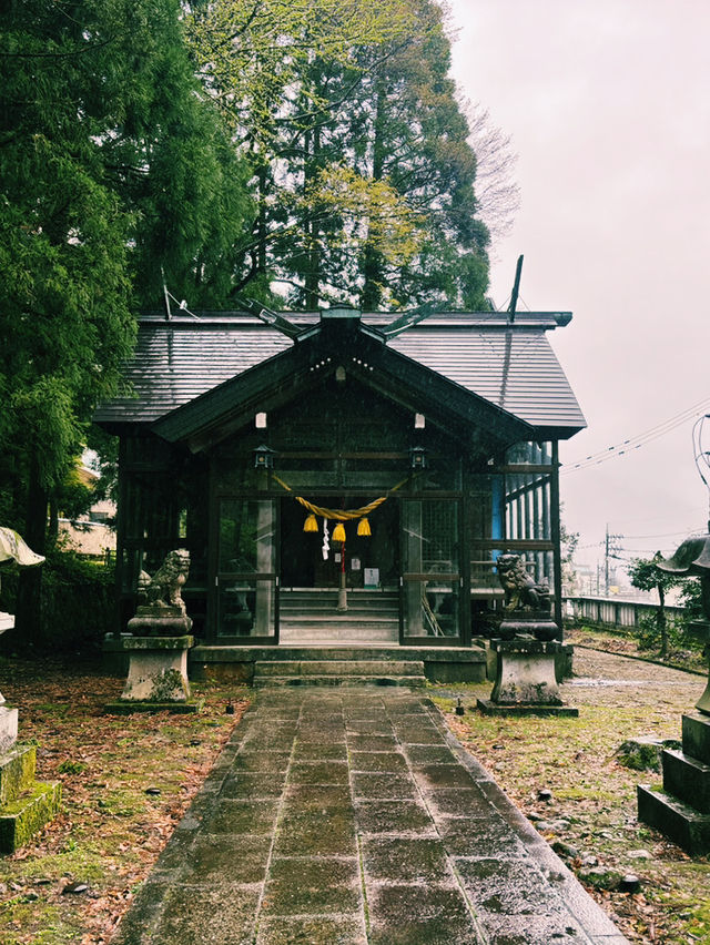 宇奈月神社：靈氣與雨水的聖地 ⛩️🌧️