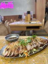 🌶️ 屯門泰料黑馬！「燒豬頸肉+炸蝦餅」封神組合～海南雞鮮嫩到犯規！