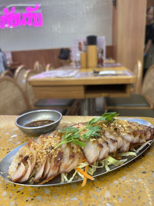 🌶️ 屯門泰料黑馬！「燒豬頸肉+炸蝦餅」封神組合～海南雞鮮嫩到犯規！