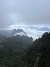 🇨🇳 Breathing the Clouds — A Journey Through Huangshan Mountain