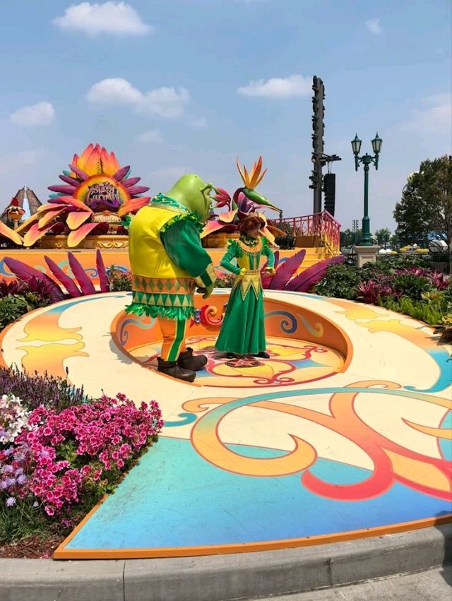 🎉 “Parade of Smiles: The Cartoon Celebration at Universal Studios Beijing” 🎉 “Parade of Smiles: The Cartoon Celebration at Universal Studios Beijing”